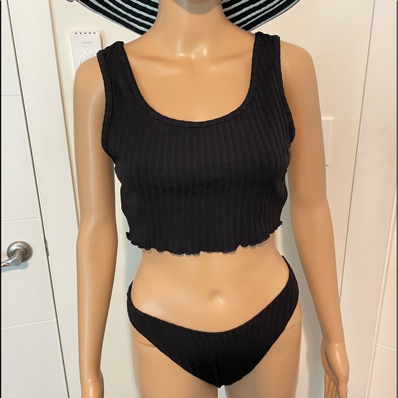 Black tank top bikini fits a size medium kind of ribbed texture - Picture 4 of 16